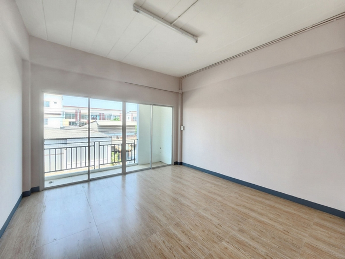 อาคารพานิชย์ให้เช่า 3 ชั้น กั้นกระจกด้านหน้า กั้นห้อง ถนนเอกชัย ใกล้วัดโพธิ์แจ้ เหมาะทำโฮมออฟฟิต ถนนกว้าง จอดรถสบาย