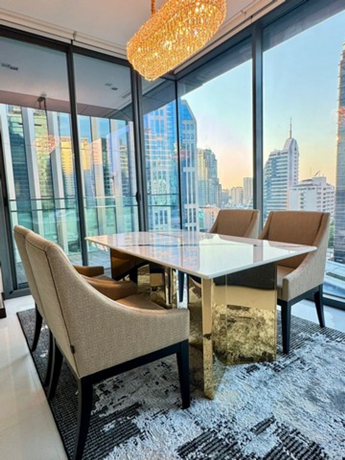 ให้เช่าคอนโด Q1 Sukhumvit ขนาด 3 นอน 197 ตรม. วิวโล่ง ห้องใหม่ ติด BTS นานา 0 เมตร