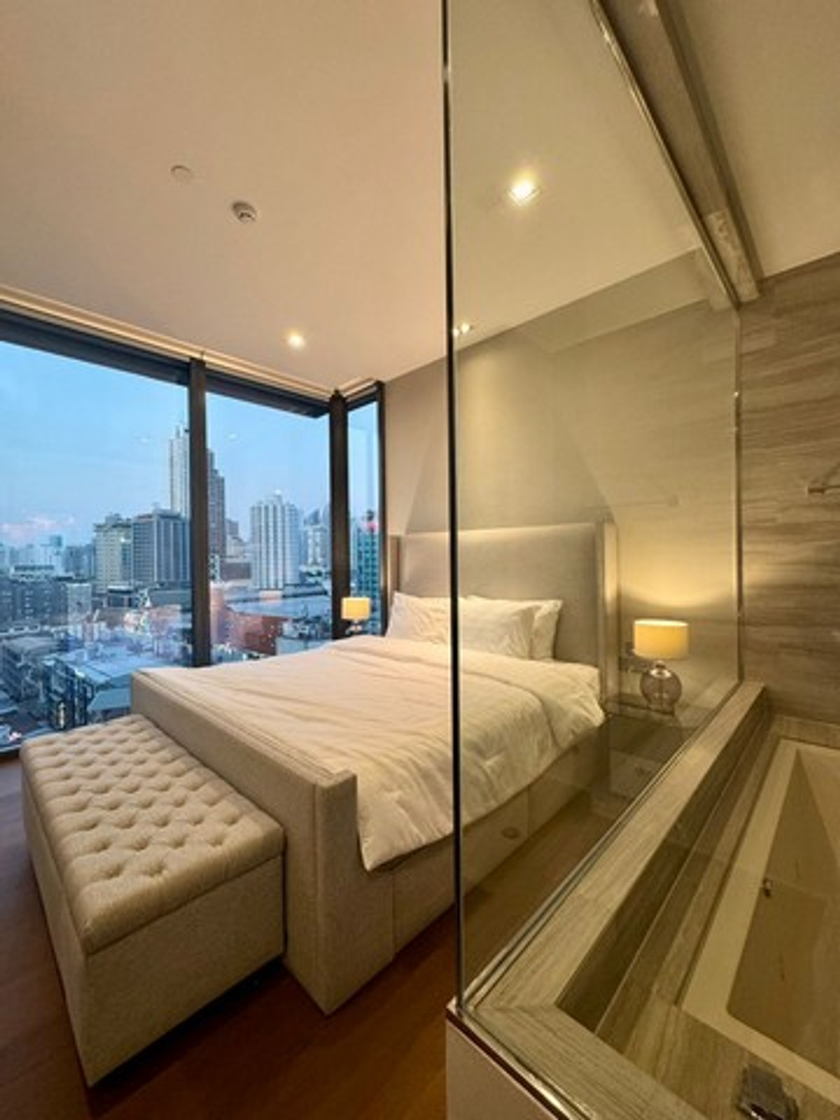 ให้เช่าคอนโด Q1 Sukhumvit ขนาด 3 นอน 197 ตรม. วิวโล่ง ห้องใหม่ ติด BTS นานา 0 เมตร