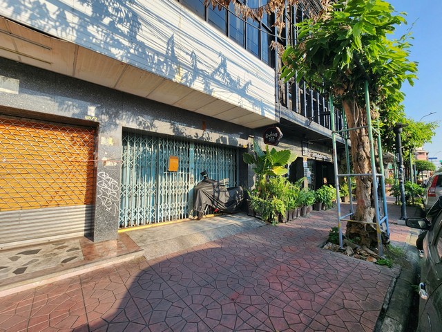 ขายอาคารพาณิชย์ 5 ห้อง 4 ชั้น ติดถนนหน้าลานคนเมือง เสาชิงช้า วัดสุทัศน์ เหมาะทำโรงแรม โฮสเทล ภัตตาคาร สำนักงาน