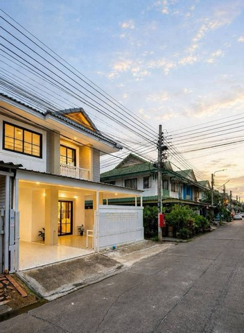 ขายทาวน์โฮม 2 ชั้น  หมู่บ้านพฤกษา10 ไทรน้อย พื้นที่ 24 ตร.ว. ตกแต่งใหม่พร้อมอยู่ค่ะ